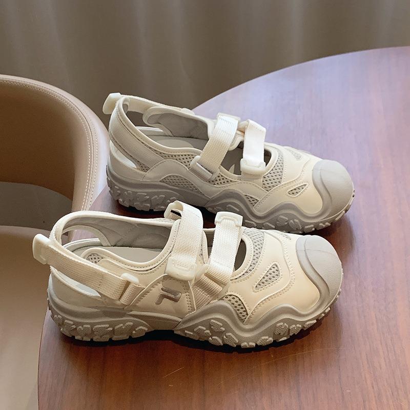 Neue atmungsaktive perforierte Sport-Dad-Schuhe und Crocs werden über Damen-Schuhe und Sandalen getragen