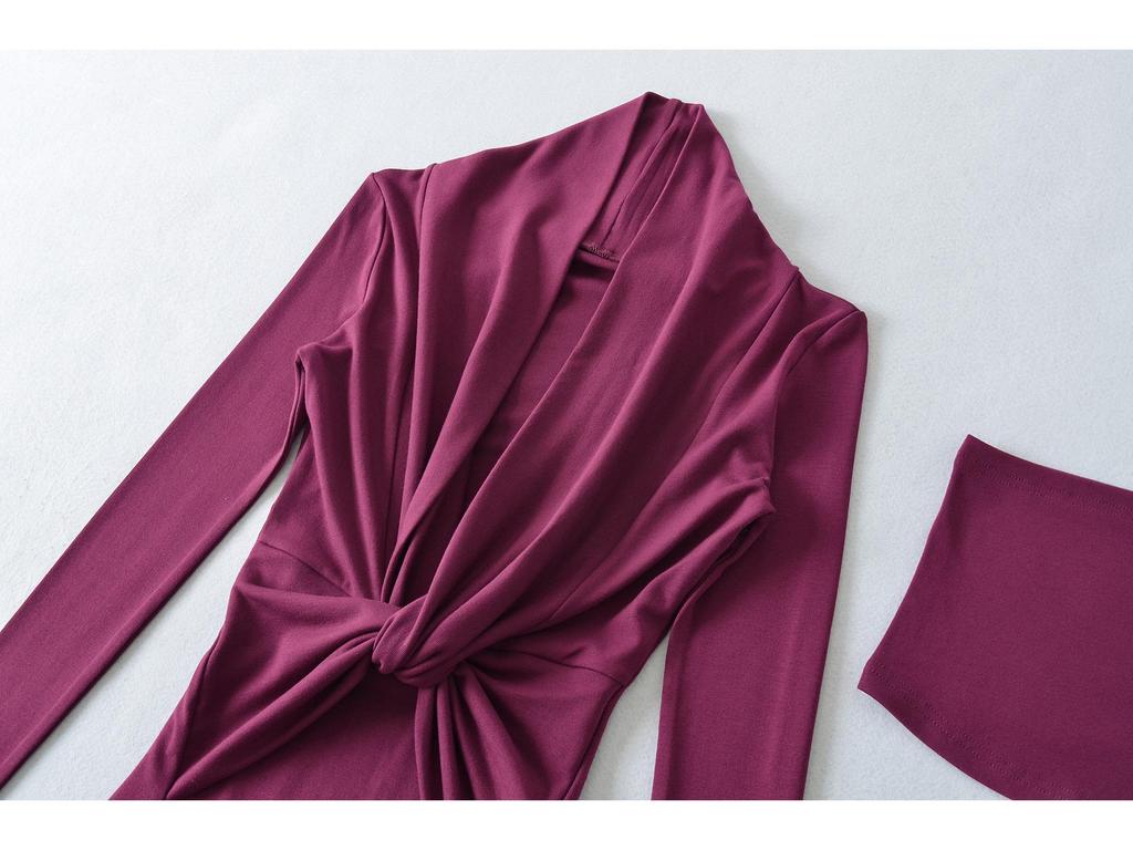 Elegant Women's Black V-Neck Long-Sleeved Slim-Fit Dress, Waist-Cinching and Hip-Hugging, Perfect for Autumn and Winter.