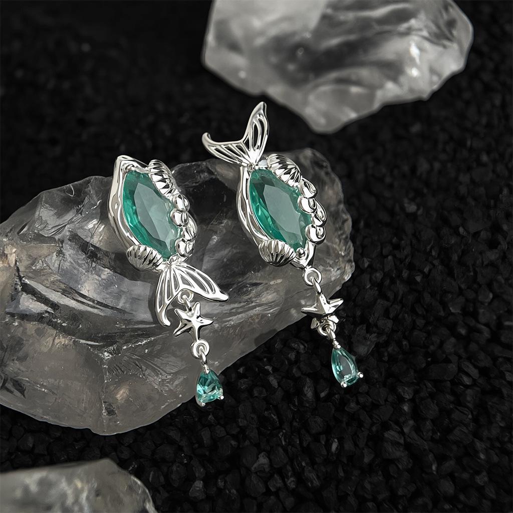 Tiefseegeist Asymmetrische Goldfisch-Ohrringe - Originales Design der Ozean-Serie