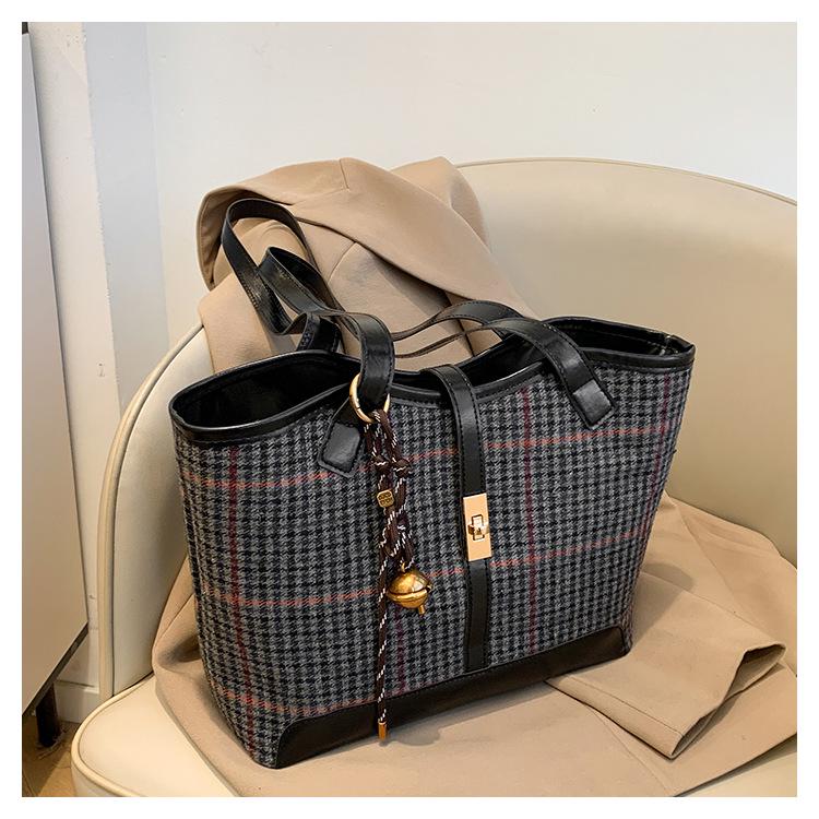 Wollige Mode-Tragetasche: Schulterhandtasche mit großem Fassungsvermögen für Herbst/Winter 2024