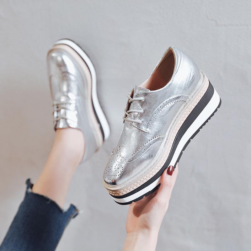 Autunno 2026 Scarpe Basse da Donna Stile Britannico Brogue Intagliate con Lacci Piattaforma
