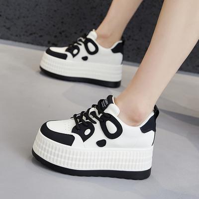 Kleine witte schoenen met dikke zolen voor dames 2025 lente nieuwe muffin veelzijdig explosief casual boardschoenen kleine interne hoogteverhoging damesschoenen