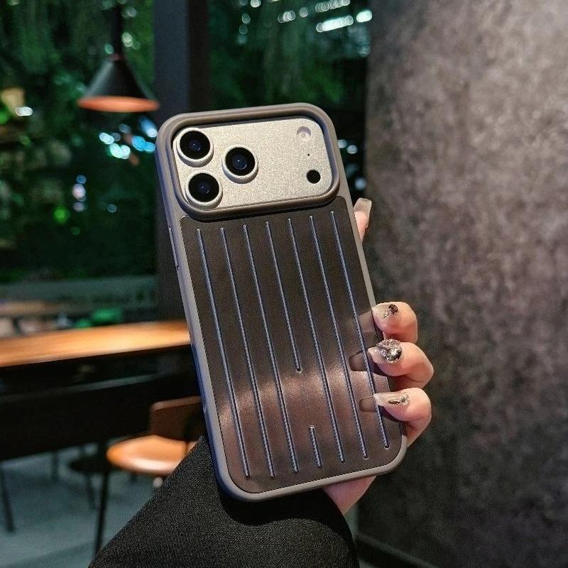 

Високоякісний Бізнес Алюмінієвий Сплав Для Валізи RIMOWA Для IPhone 17 Pro Max 16 15 14 Металева Задня Панель з Відчуттям Холоду Гладка на Дотик 3D Хвилястий Смугастий iPhone17 Pro Max коричневий