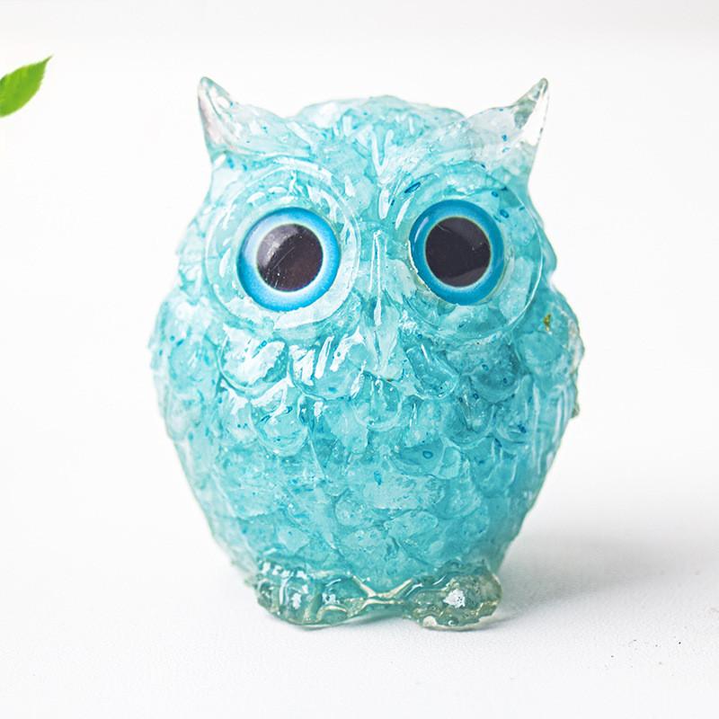 Uil als bureaudecoratie van kristalhars met glinsterende steentjes, ideaal als cadeau voor thuis of op kantoor.