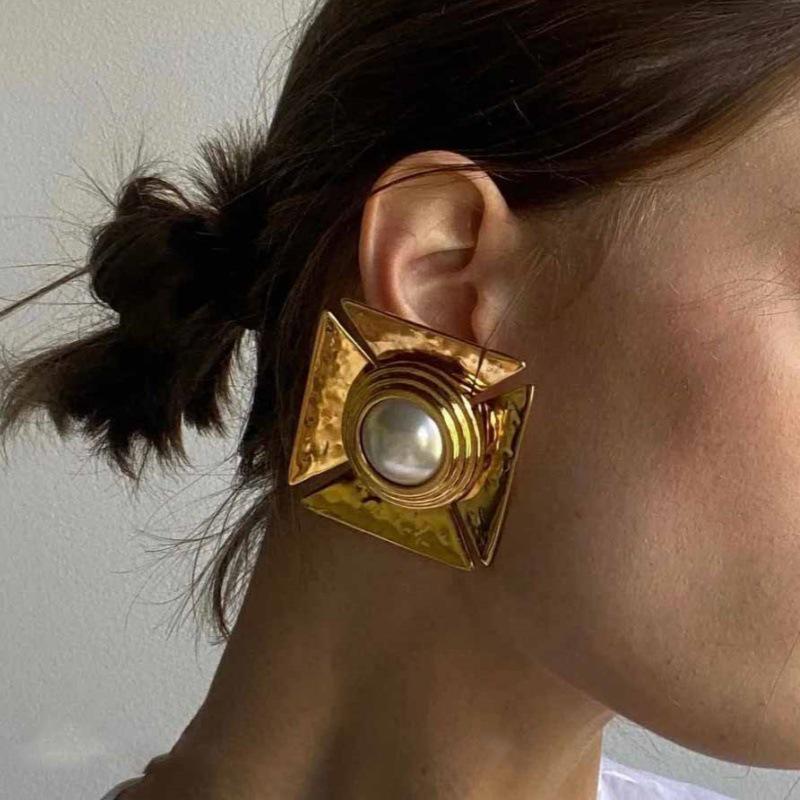 Retro European-American Gold & Pearl Square Earrings: Vintage, Niche, High-End Style for Women.