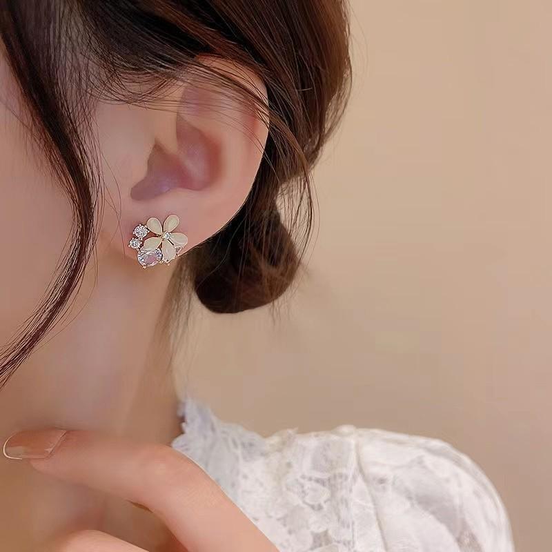 2022 Trendy Flower Cat's Eye Stud Earrings: Versatile, High-End Fashion Jewelry for Women