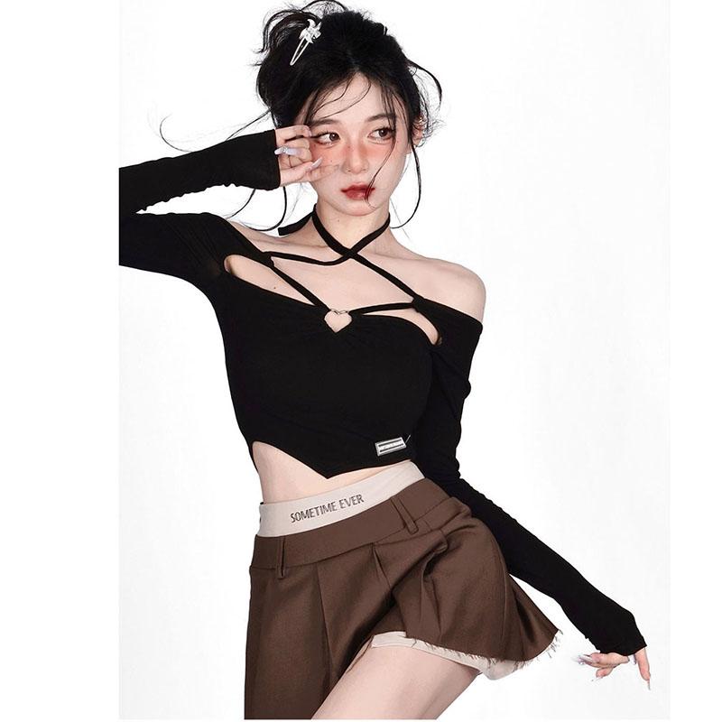 Camiseta Egirl con cuello halter, tirantes cruzados y huecos en