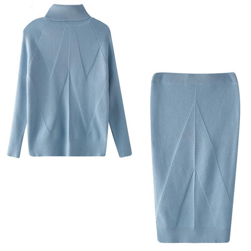 Maglione e Gonna Lavorati a Maglia da Donna