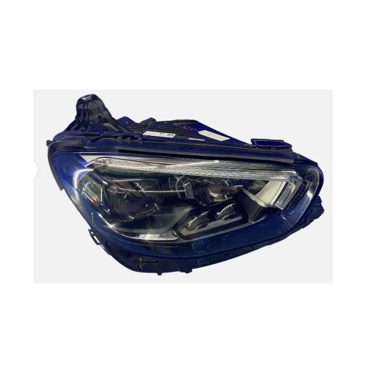 Die 2135246500 passt unter die Spritzwandverkleidung des Mercedes-Benz E53 Motors.
