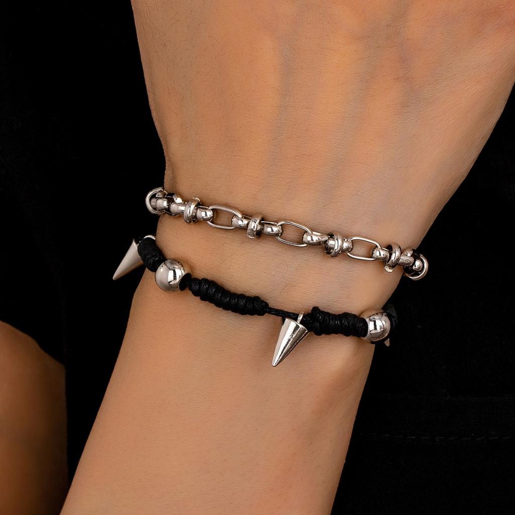 The new self-developed temperament rivet hand-woven bracelet has a simple and fine design.
