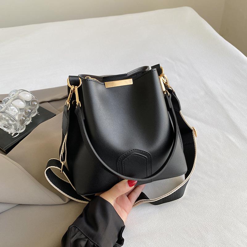 Retro Ctrast Color Crossbody Bag Women's High End Texture Commuter Wide Shoulder Strap Bags New Fashiable Bucket Handbags