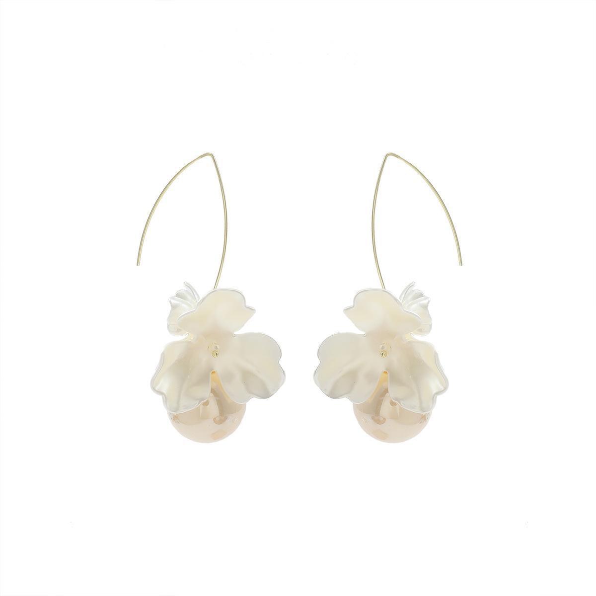 Exaggerated Flower Pearls Pendant Earrings, Unconventional Design, Elegant Drop Earrings for Women