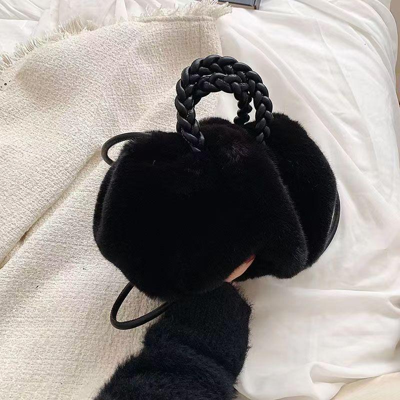 Autumn and Winter Plush Shoulder Crossbody Bag Women's Fashi Pleated Warm Faux Fur Hobos Bag Sweet Small Handbag