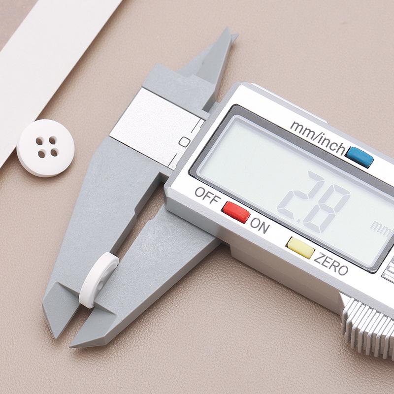 Hochwertige Universelle Schwarz-Weiße Chiffonharz Vierloch-Hemdknöpfe