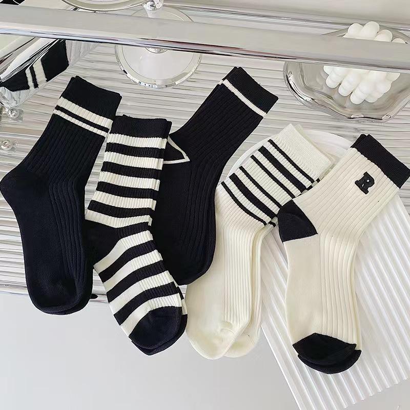 5 Pairs of Women's Casual Sports R-shaped Mid-calf Socks, Striped Cotton Socks, Breathable and Sweat-absorbing Black and White Trendy Socks
