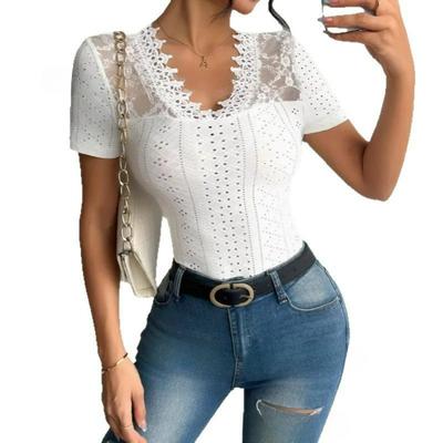 Kurzärmliges T-Shirt aus gestrickter, hohler weißer Spitze mit V-Ausschnitt