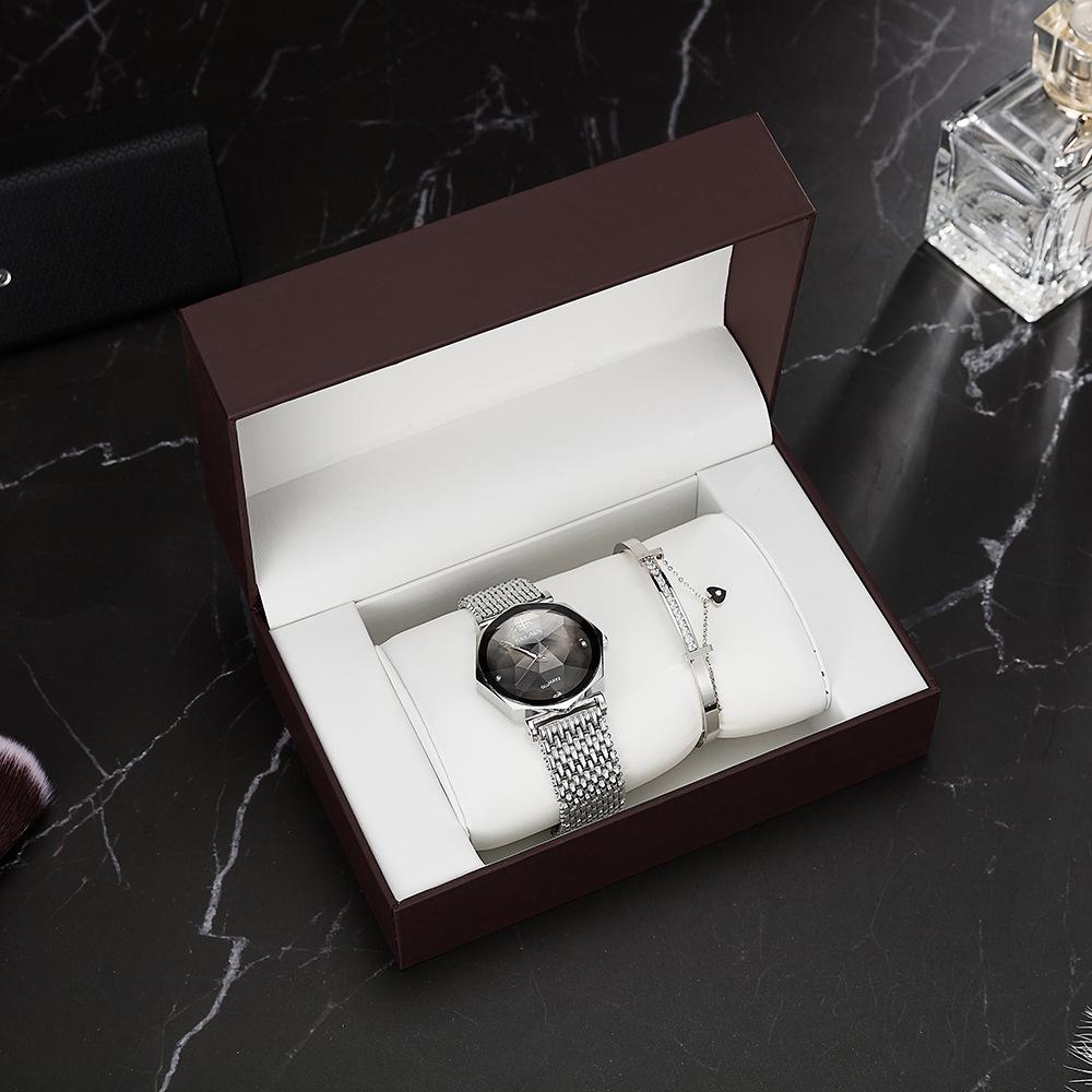 

Instagram Популярные кварцевые женские часы + простой и изысканный кулон в виде персикового сердца с бриллиантовым браслетом Женские часы в подарочной упаковке