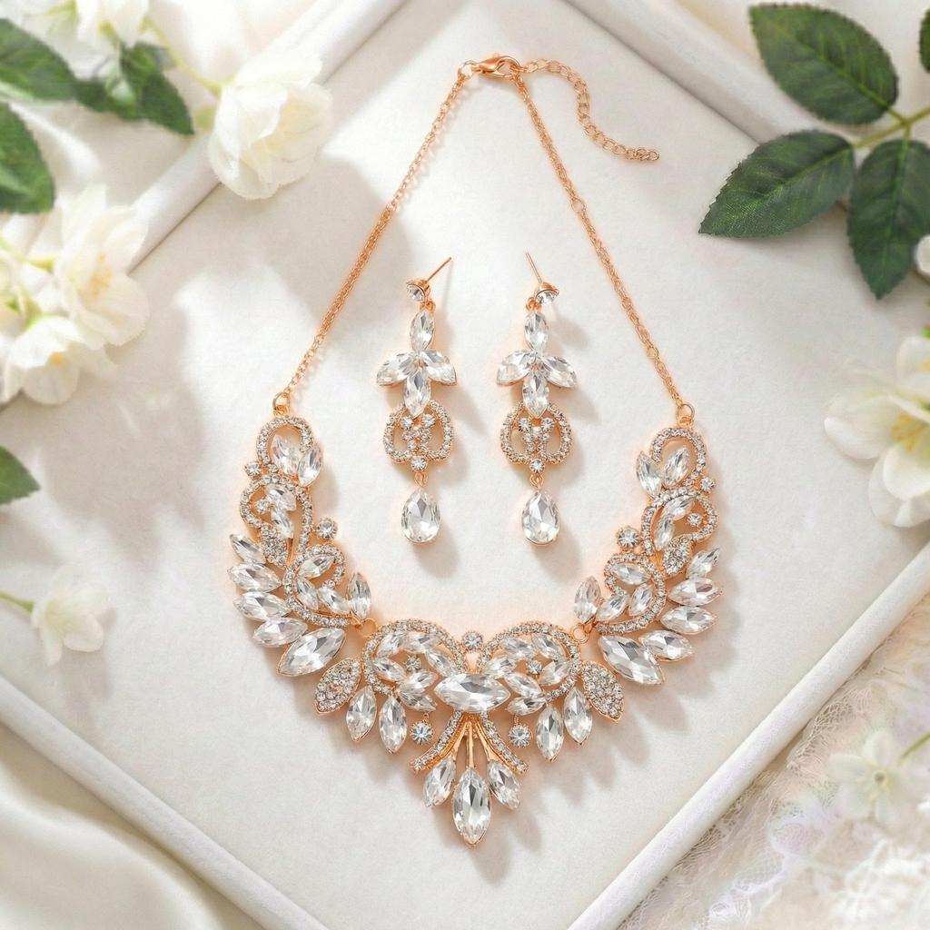 [KK Solis] Eine auffällige Präsenz mit großen, funkelnden Kristallen. Luxuriöse Accessoires, die auf Hochzeiten, Partys, Veranstaltungen und Konzerten Blicke auf sich ziehen. ZU