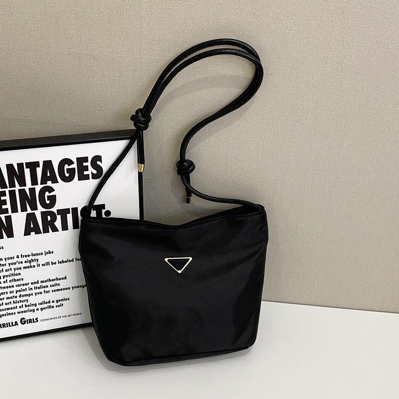 New Korean Style Fashionable Niche Shoulder Bag Handheld Trendy Casual Bucket Bag for Women Commuting To Work Crossbody Bag