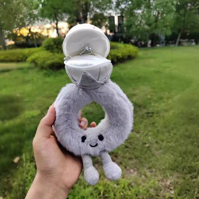 18CM Komik Evlilik Teklifi Yüzüğü Doldurulmuş Yüzük Şeklinde Peluş Oyuncaklar Sevimli Pırlanta Yüzük Kutusu Parti Düğün Dekoru Çocuklar Arkadaşlar İçin Özel Hediye