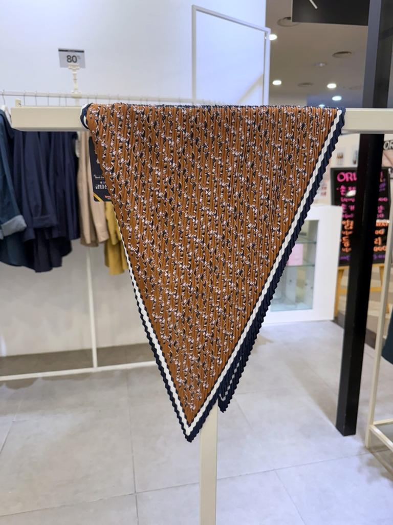 Crocodile Lady Half-and-Half Color Block Pleated Petite Scarf CLDWF1101