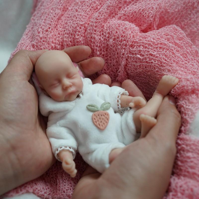 Lebensechte 6-Zoll-Handflächen-Wiedergeborene Baby-Mädchen-Puppe Levi Vollvinyl-Körper Geschlossene Augen Neugeborenen-Puppe Realistisches Dekompressionsspielzeug Baby-Puppen für Kinder Geburtstagsgeschenk