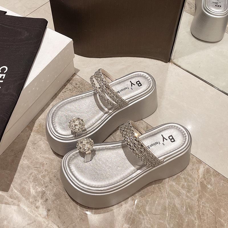 Premium-Feeling mit Rock-Strandpantoffeln Damen 2025 Sommer neu höhenerhöhend Oberbekleidung schwarz Meer dicksohlige coole Pantoffeln