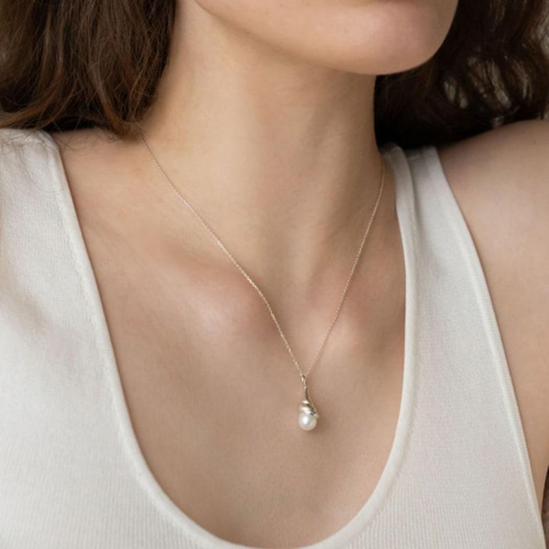 

Dawn of Me Torsion Pearl Necklace Gold