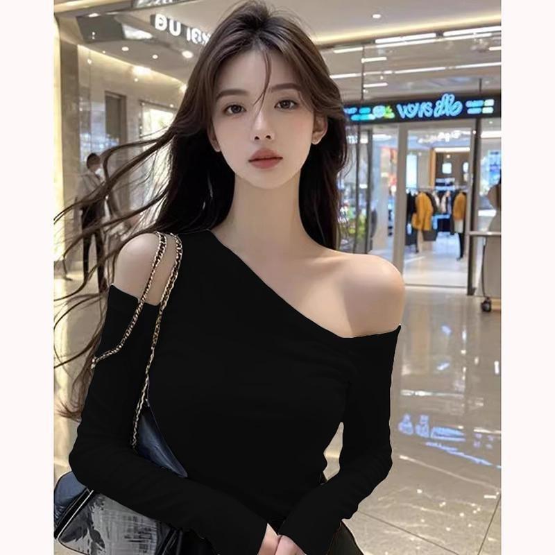 Sexy sweet babes white hollow slanted shoulder bottoming shirt women's design sense autumn and winter Korean beautiful slim top