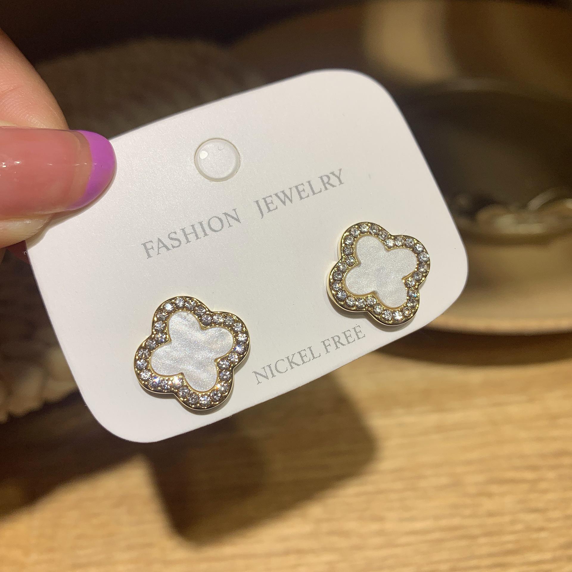 

Трендовые белые серьги-четырехлистный клевер 2024 года: Роскошный стиль из чистого серебра для женщин