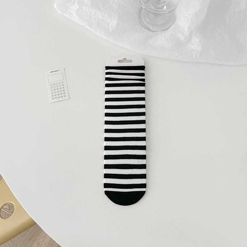 

Женские весенне-летние черно-белые полосатые носки до середины икры, влагоотводящие и дышащие женские носки, модные и универсальные махровые носки 1 pair чёрный/белый