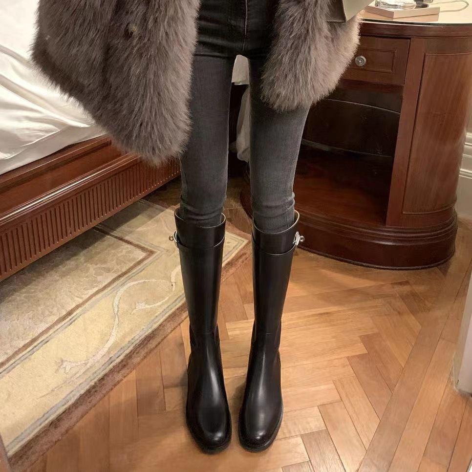 Damskor, knähöga, med fleecefoder, tjock klack, metallspänne och tjock sula, rund tå, från Höst/Vinterkollektionen 2025.