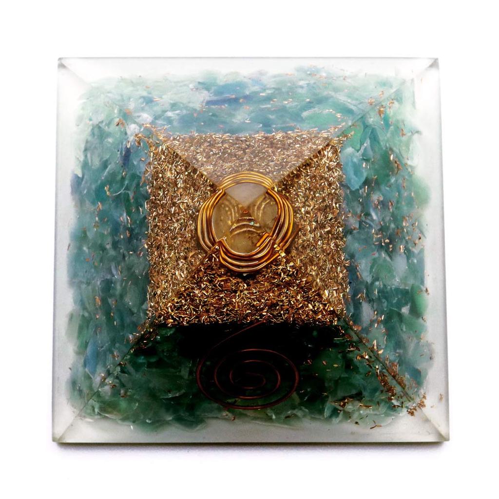 [GOLD STONE] Natural Orgonite Pyramid with Single Crystal Quartz, Spiritual Goods, Approximately 65-70mm Wide, Fluorite