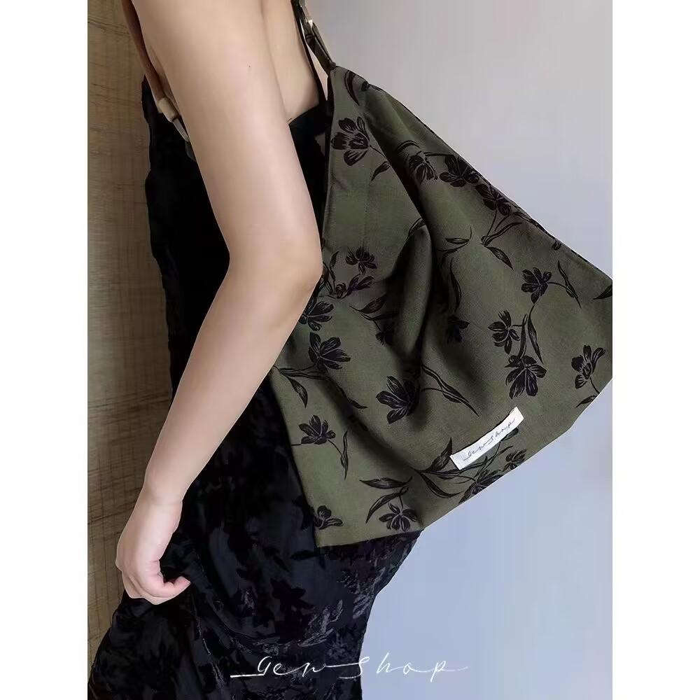 

Модные сумки-тоут Женские сумки Новые сумки с принтом из холста Нишевые сумки для отдыха Универсальные сумки большой вместимости в ретро-корейском стиле Нишевые трендовые сумки через плечо