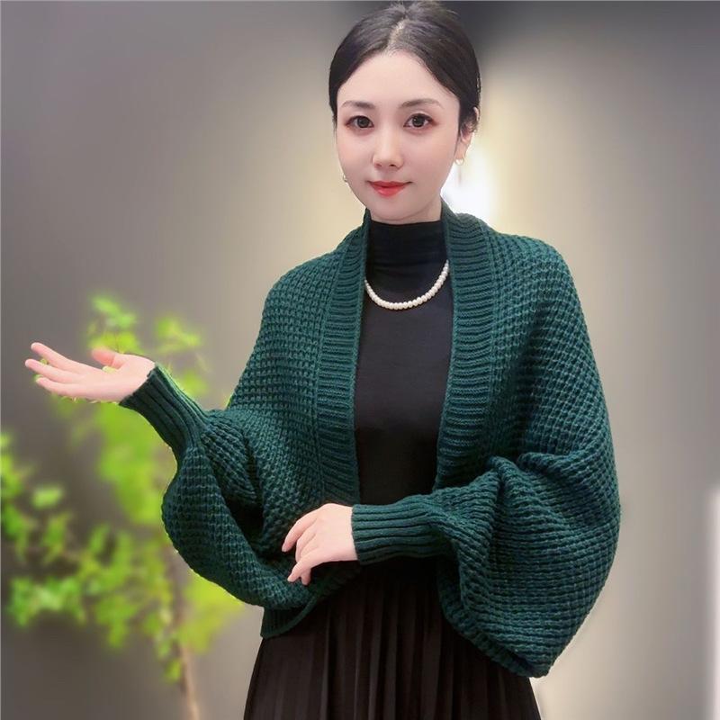 

Кардиган с длинным рукавом в стильную вафельную вязку приталенного силуэта, теплая вязаная шаль для осенне-зимней моды, трендовая и универсальная шаль, верхняя одежда Size: One Size темно-зеленого