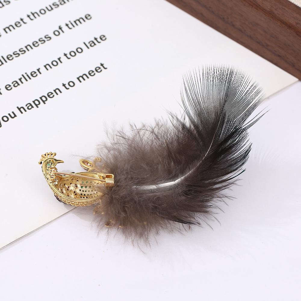 Koreanische Brosche mit künstlichen Pfauenfedern: Elegante, luxuriöse Anstecknadel für Damen.