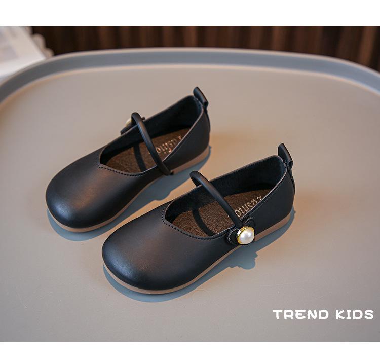 Kinder-Lederschuhe mit weicher Sohle - Britischer Stil, Frühling/Herbst, für Mädchen mit magischen Klettverschlüssen.