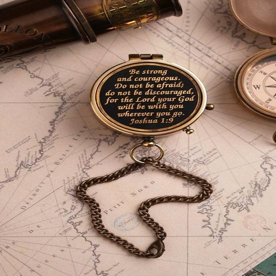 Bądź Silny i Odważny Nie Bój się Mosiężny Grawerowany Kompas z Czarną Tarczą, z Tłoczonym Drewnianym Pudełkiem, Prezenty Urodzinowe, Prezenty na Bierzmowanie