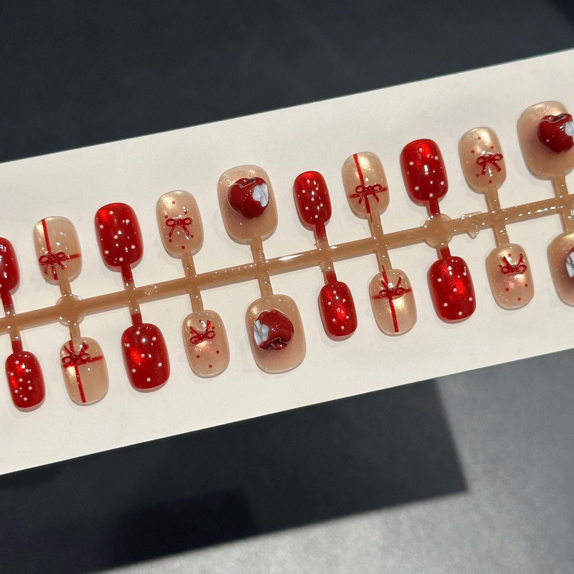 European Style Cat Eye Red Christmas Nail Tips - Ready-to-Wear Manicure XS (10 pieces)