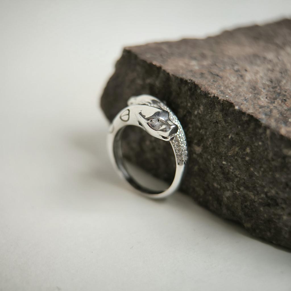 Серебряное кольцо с фианитами, вес изделия 3,79 гр (2203209)