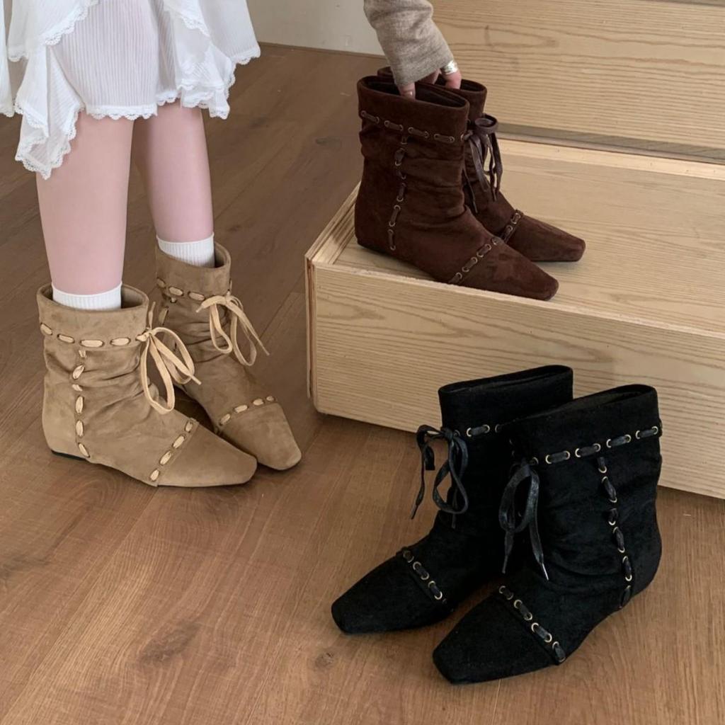 Damen Retro Western Plissee Stiefeletten mit eckiger Spitze und Innensohle, dünnes Riemendesign für Herbst und Winter.