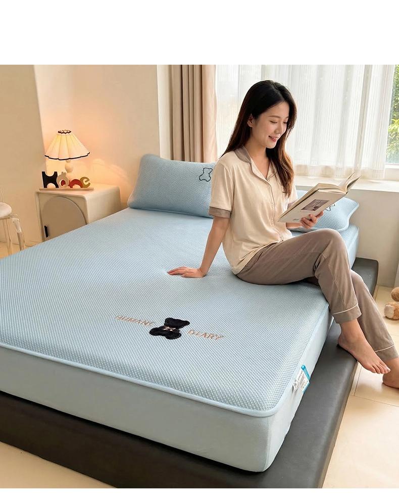 A-class Medium Molecular Weight PE Embroidered Cooling Mat Three Piece Set Summer Washable Cool Feeling Bean Ice Silk Mat Bed Cover
