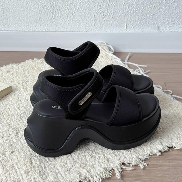 

Модные сандалии на платформе 2025, женская обувь, клоги на каблуке, новые летние спортивные тапочки для девочек, удобные повседневные шлепанцы, скандалы 35