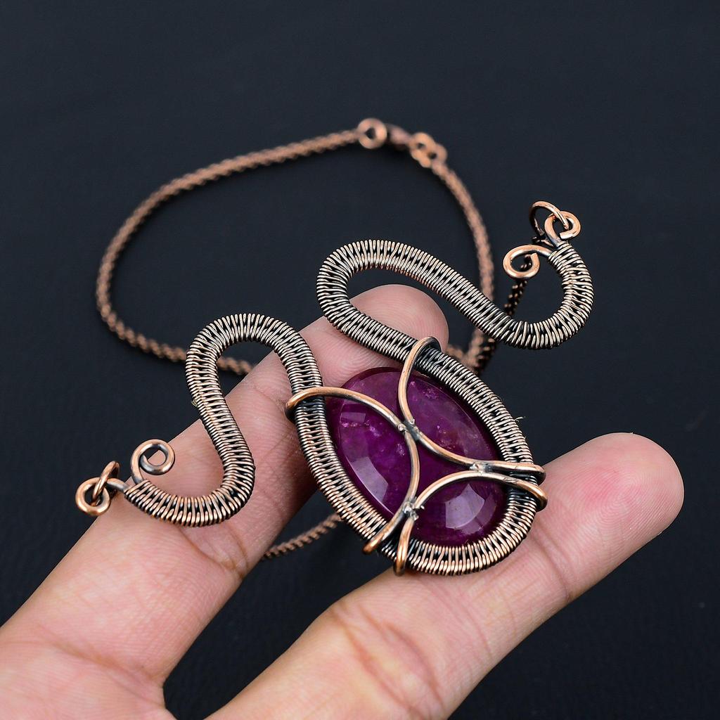 Bijoux de collier faits à la main enveloppés de fil de cuivre pur de pierres précieuses rubis créés en laboratoire