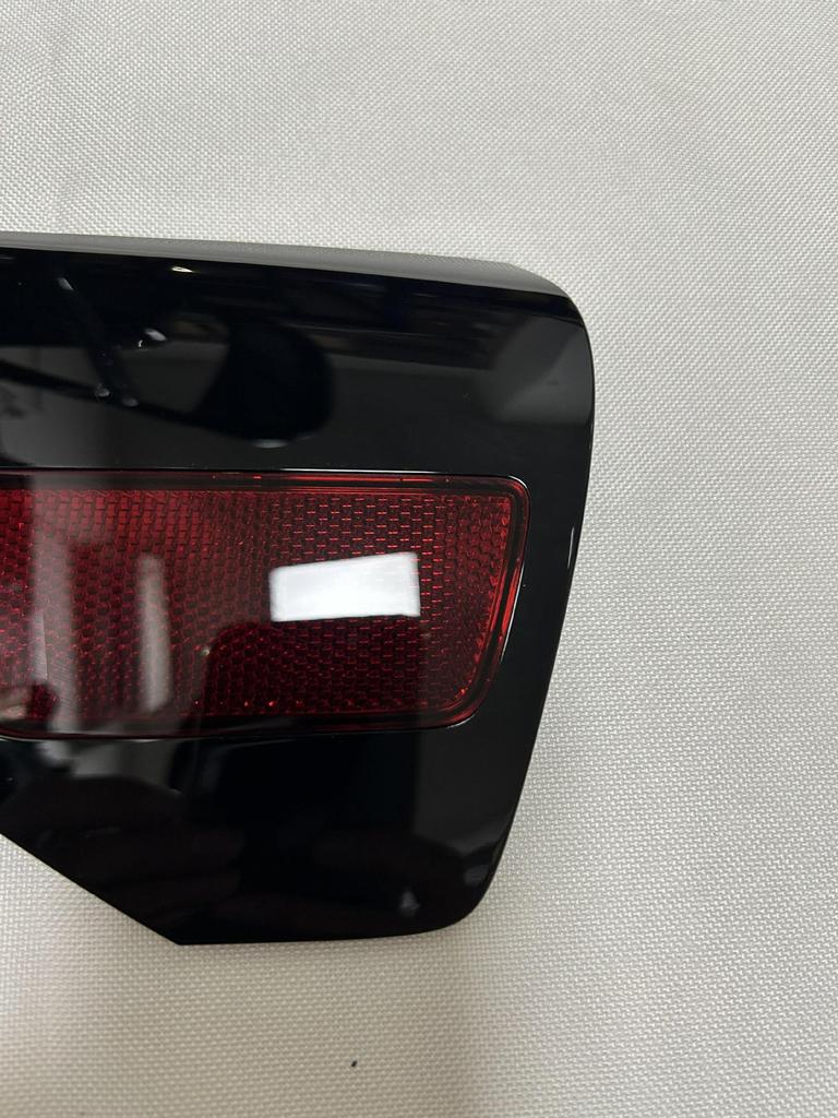 Kryt ozdobného panelu levého nabíjecího portu Tesla Model 3/Y (1448300, 1518783-00)