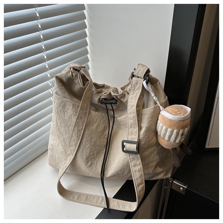 

2025 Большая водонепроницаемая нейлоновая сумка-мешок со складками на шнурке через плечо - Повседневная дорожная сумка кроссбоди в виде ведра Bag only хаки