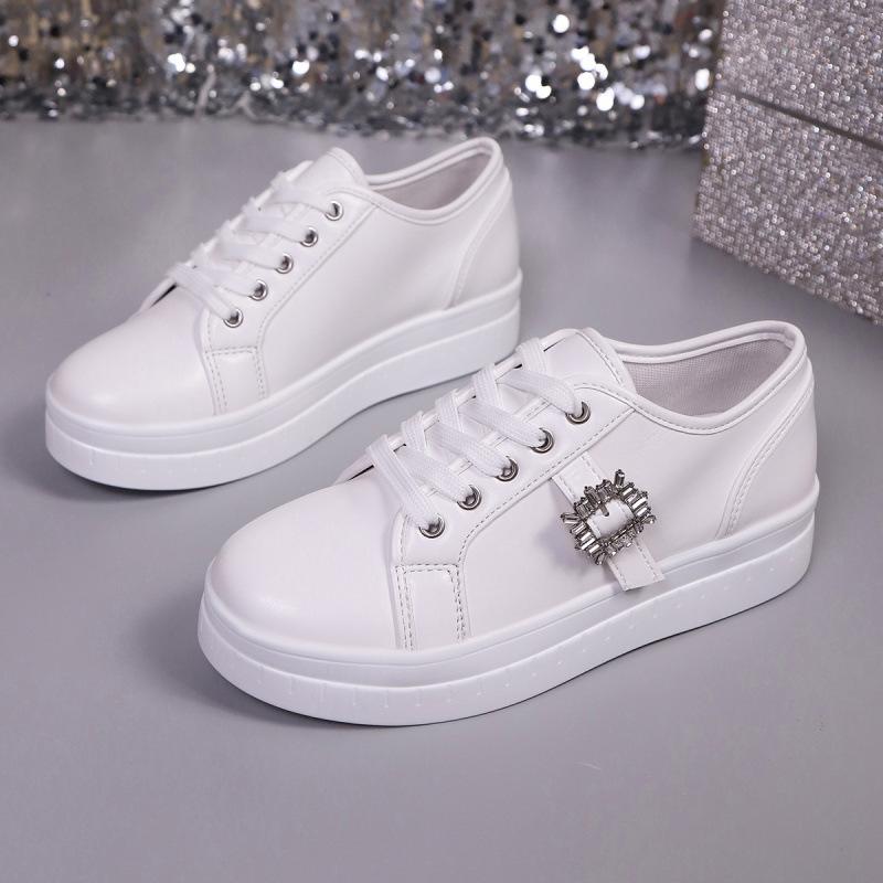 Glossy platform shoes, sports and leisure shoes, fashionable buckle decoration, blessing casual and comfortable board shoes