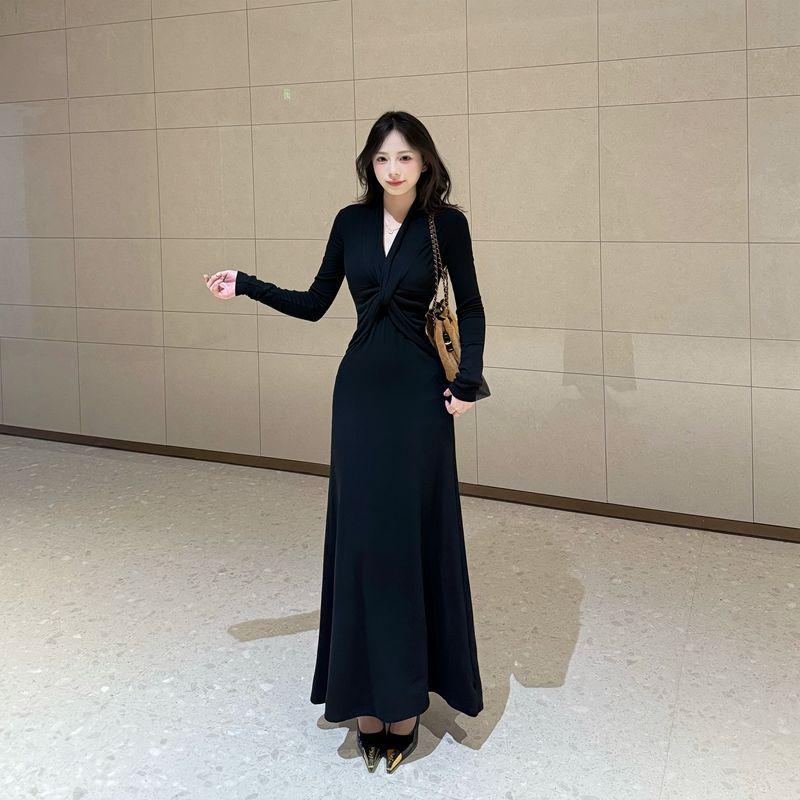 

Maillard-Style Autumn/Winter Velvet Dress: Elegant, Slimming Knit with Waist-Cinching Feature and Flowing Hem. S 80-100 lbs