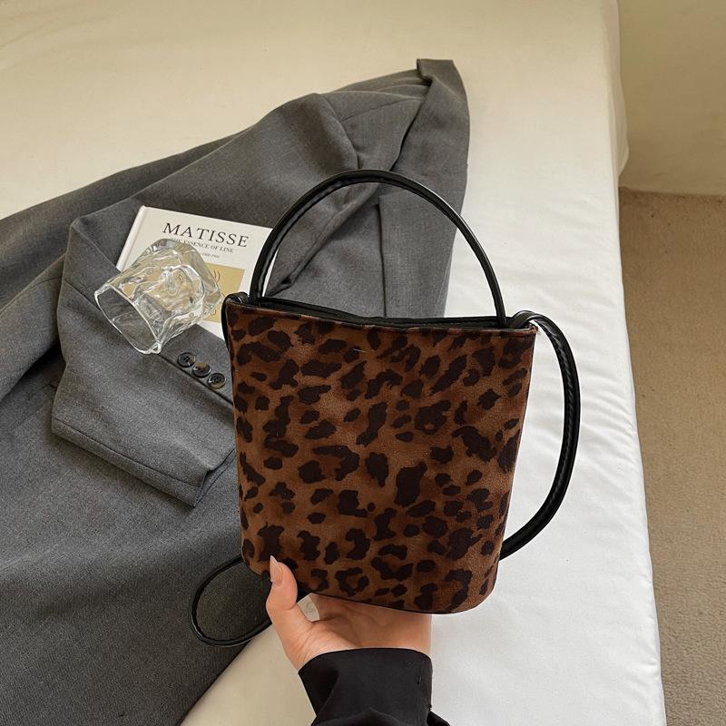 Autumn and Winter New Niche Matte Large-capacity Shoulder Women's Bag Simple and Versatile High-end Bucket Bag