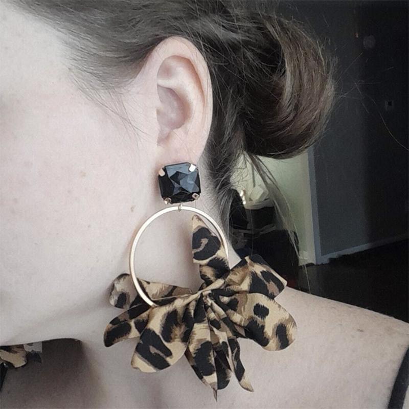 

Трансграничная мода Преувеличенные красочные серьги из ткани с леопардовым принтом Геометрические круглые серьги Серьги с инкрустацией имитацией драгоценных камней для женщин